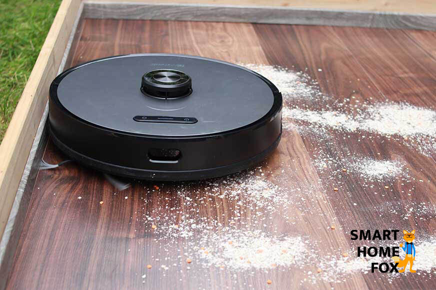 Man sieht den Proscenic M8 Pro, wie er den Boden saugt.